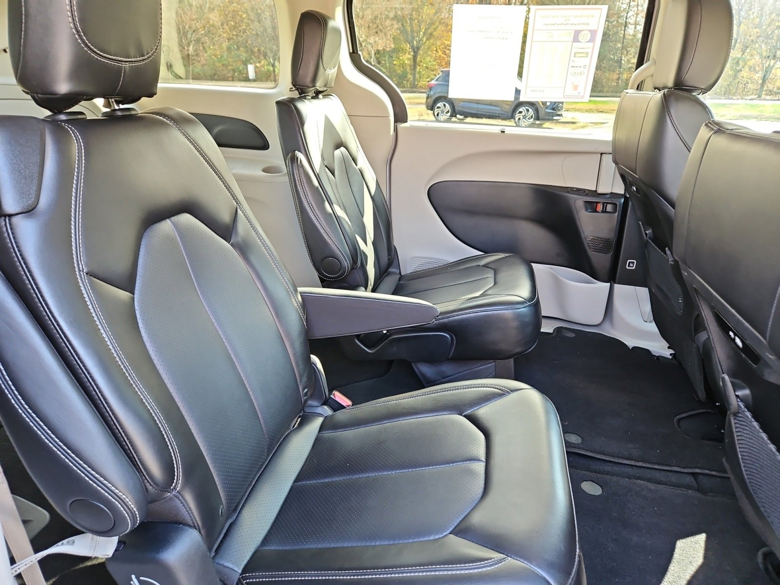 Used 2024 Chrysler Pacifica Touring-L image 17