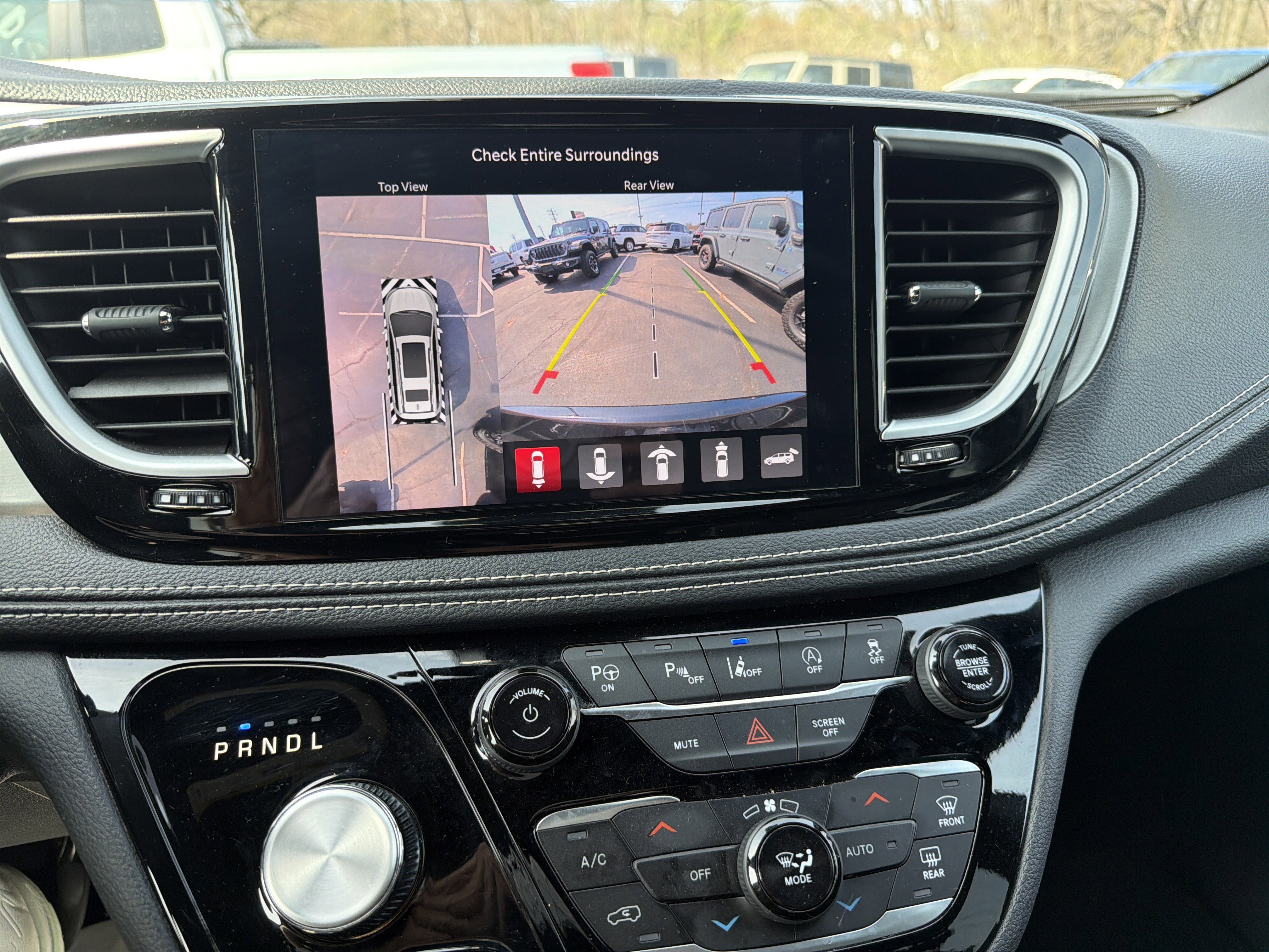 Used 2024 Chrysler Pacifica Limited w/ Uconnect Theater Family Group image 39