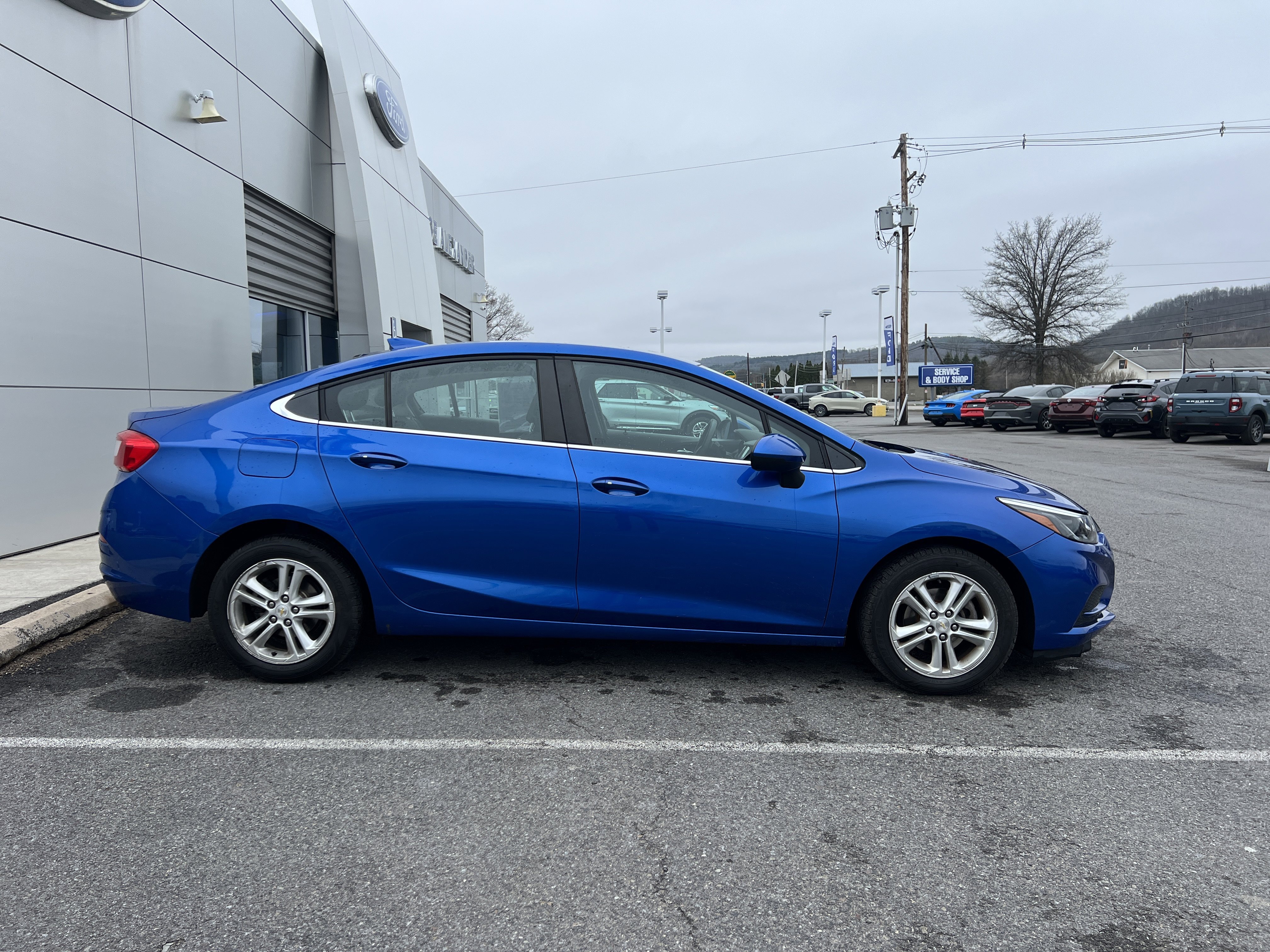 Used 2017 Chevrolet Cruze LT w/ Convenience Package image 2