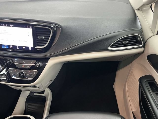 Used 2023 Chrysler Pacifica Touring-L FWD image 20
