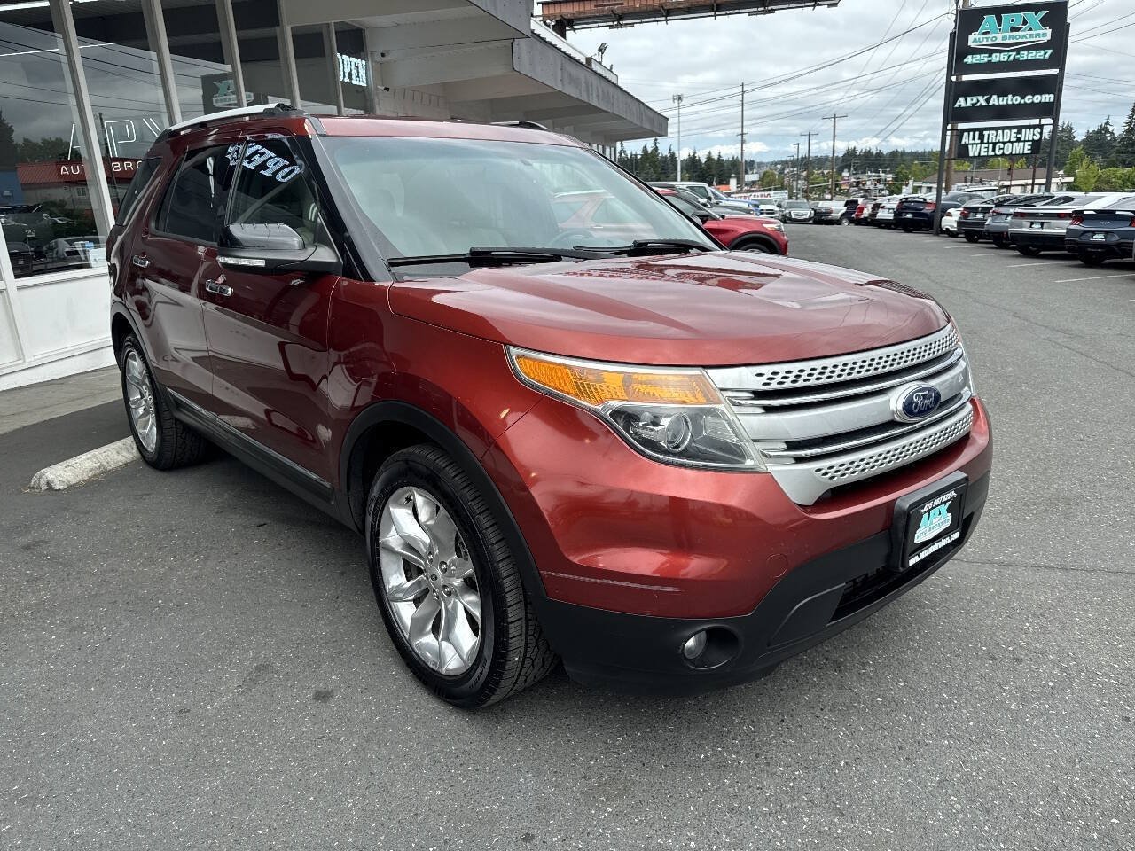 Used 2014 Ford Explorer XLT w/ Equipment Group 202A AWD/4WD image 10