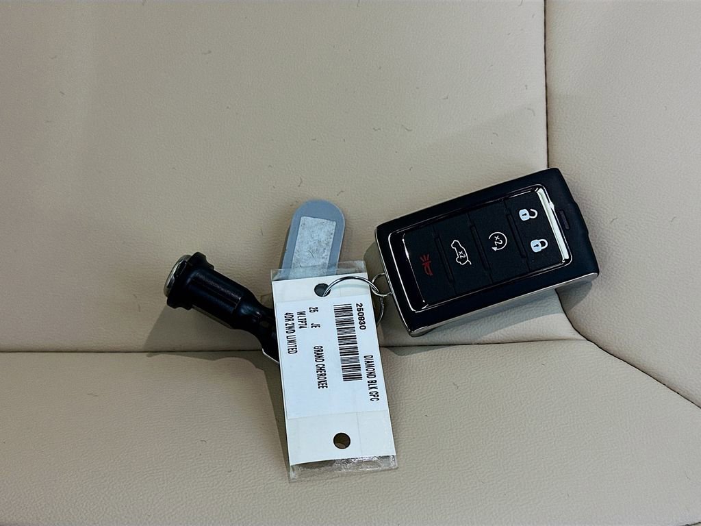 New 2025 Jeep Grand Cherokee Limited RWD image 20