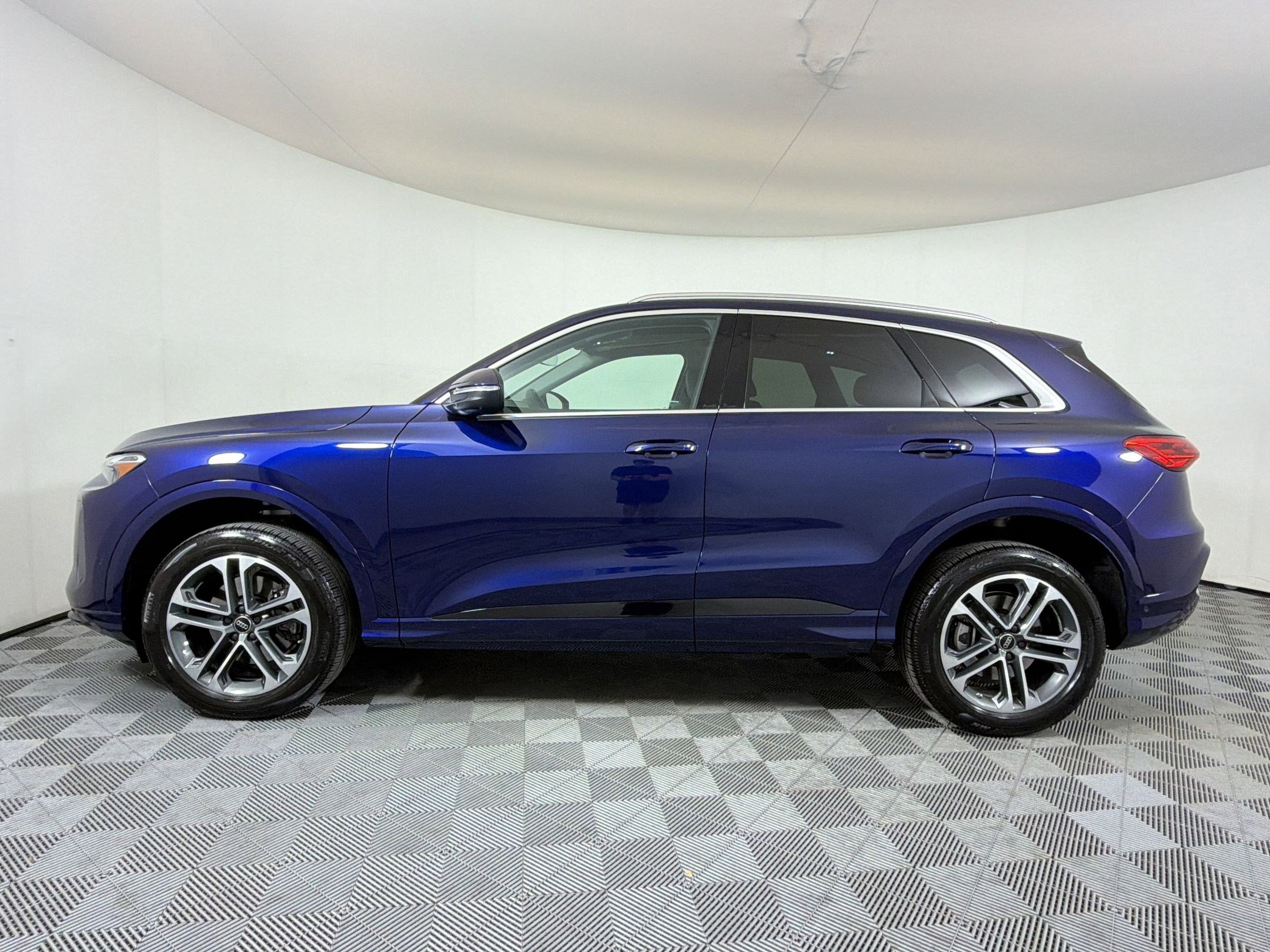 Used 2025 Audi Q5 Premium w/ Convenience Package image 2