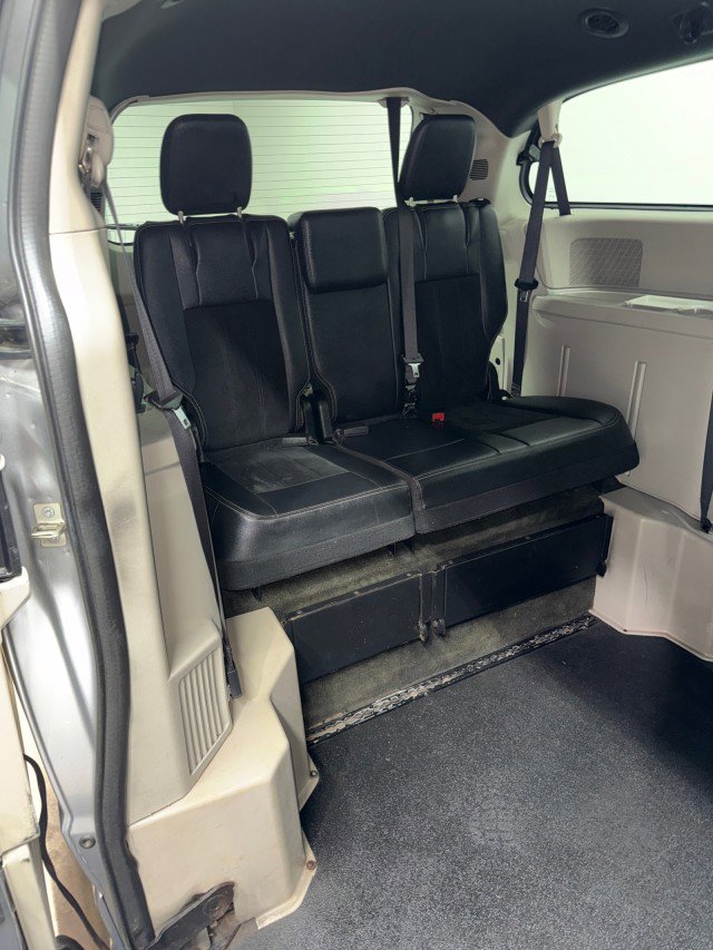 Used 2017 Dodge Grand Caravan SXT w/ Rear Park Assist Package FWD image 27