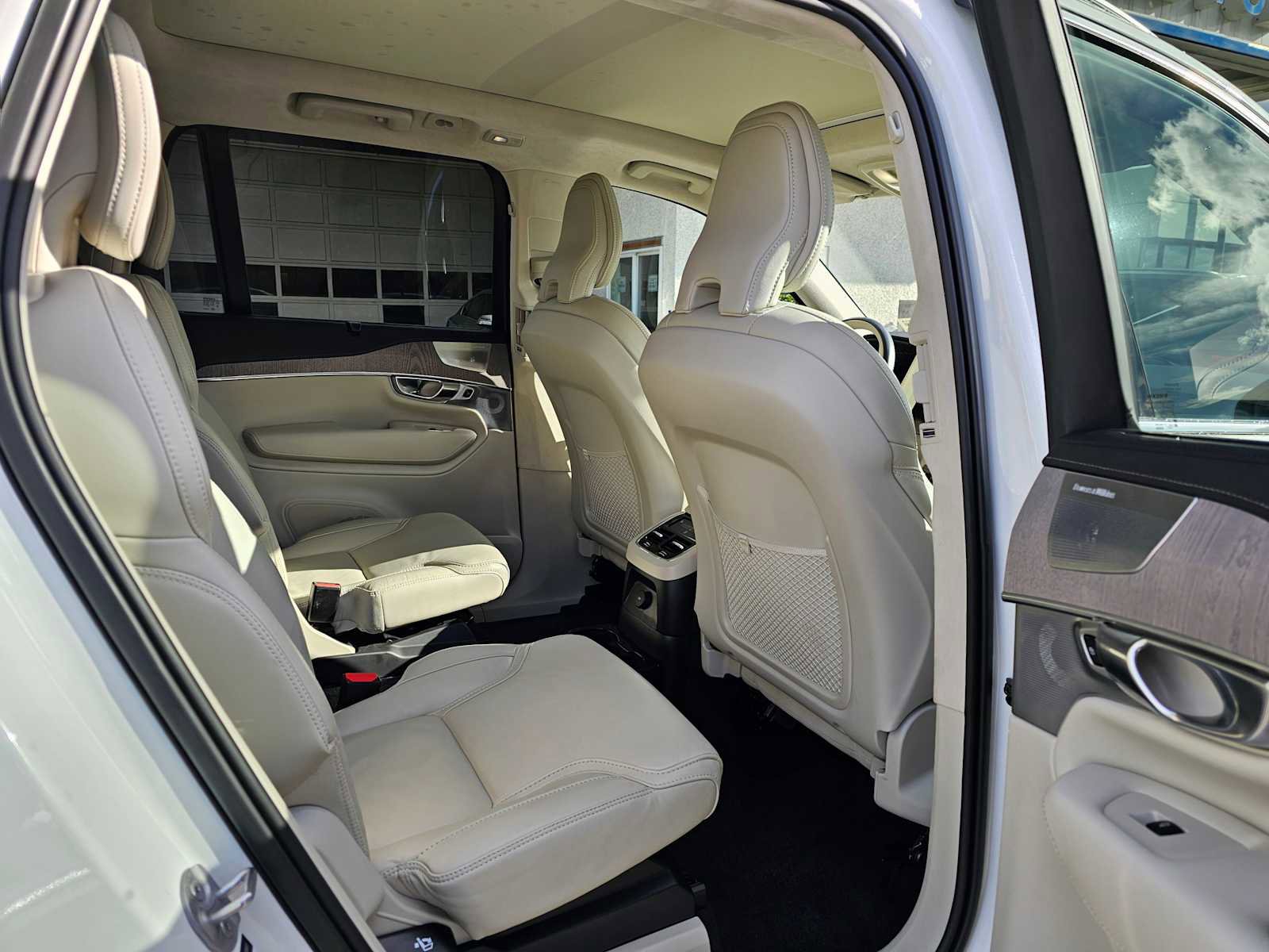 Used 2023 Volvo XC90 T8 Ultimate w/ Lounge Package image 13
