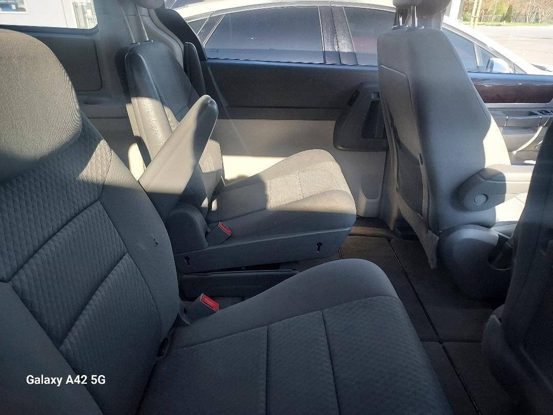 Used 2010 Chrysler Town & Country Touring FWD image 5