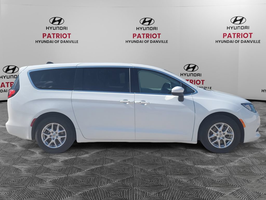 Used 2023 Chrysler Voyager LX FWD image 2