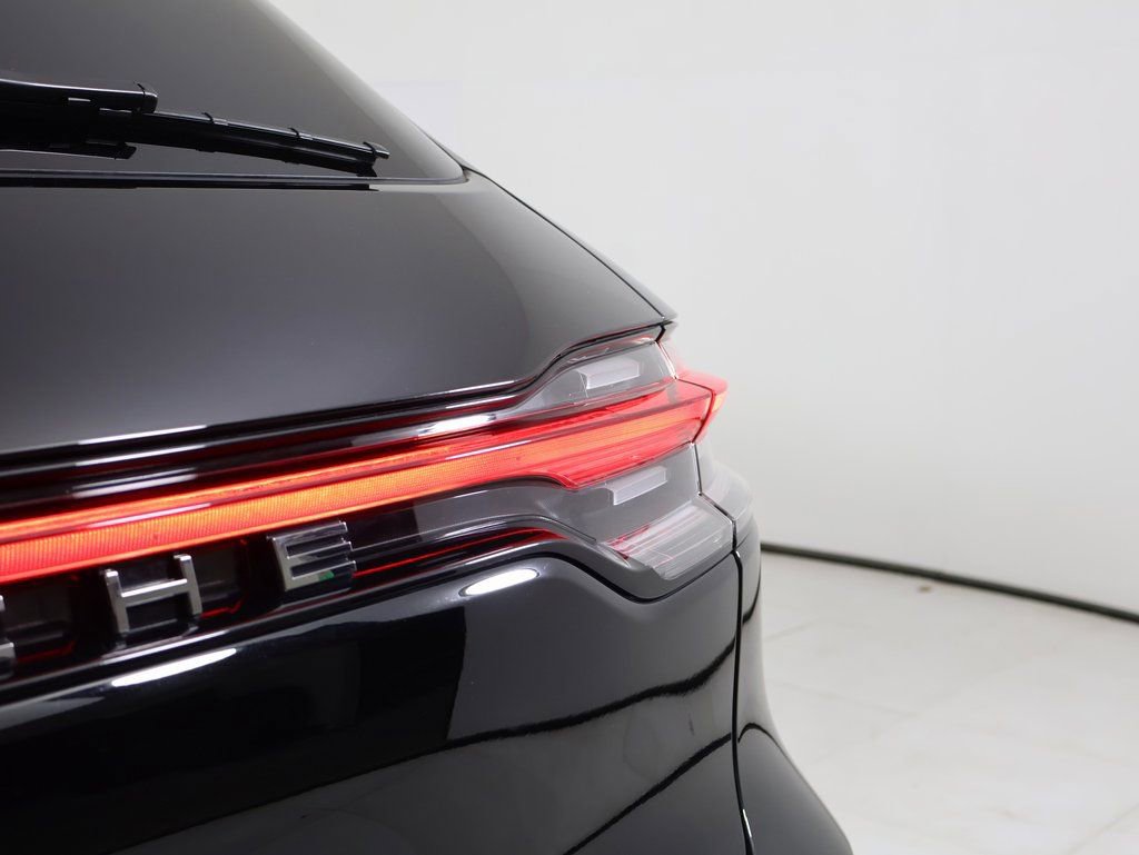 Certified 2025 Porsche Macan AWD/4WD image 10