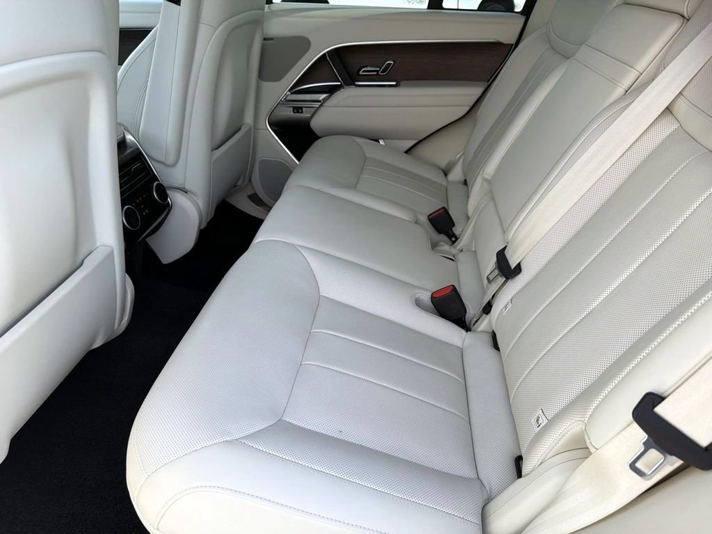 Used 2025 Land Rover Range Rover SE AWD/4WD image 12