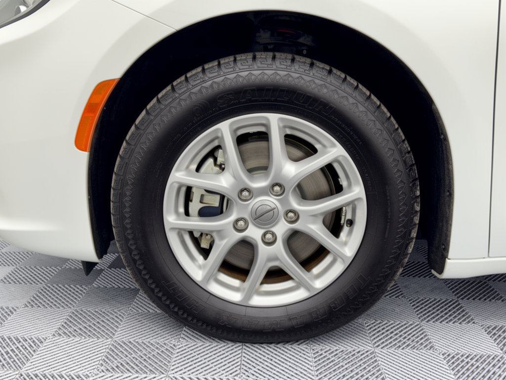 Used 2022 Chrysler Pacifica Touring-L FWD image 13