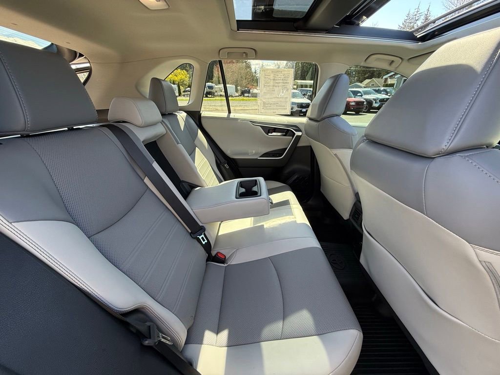 Used 2022 Toyota RAV4 Limited image 16