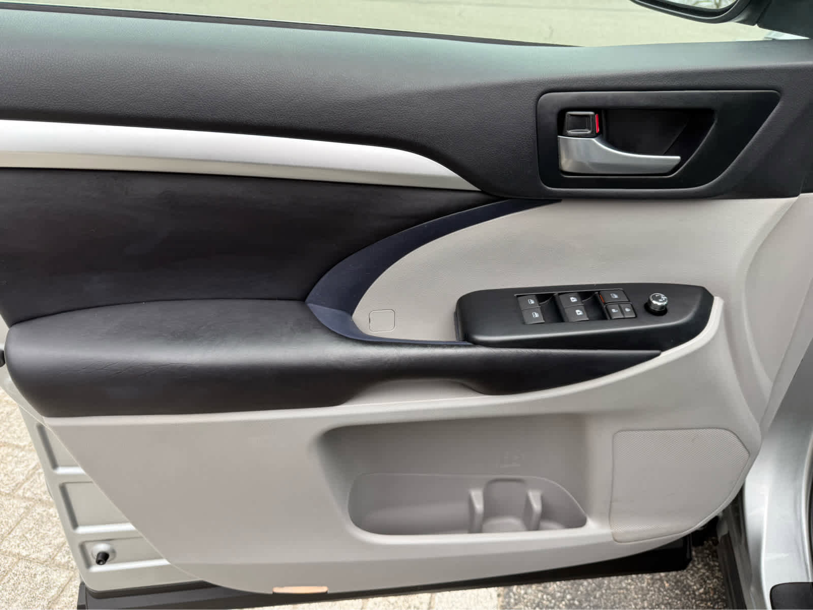 Used 2019 Toyota Highlander XLE image 12