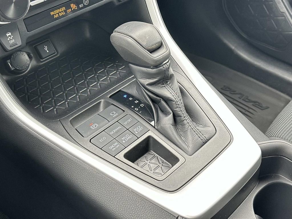 Used 2021 Toyota RAV4 LE image 31