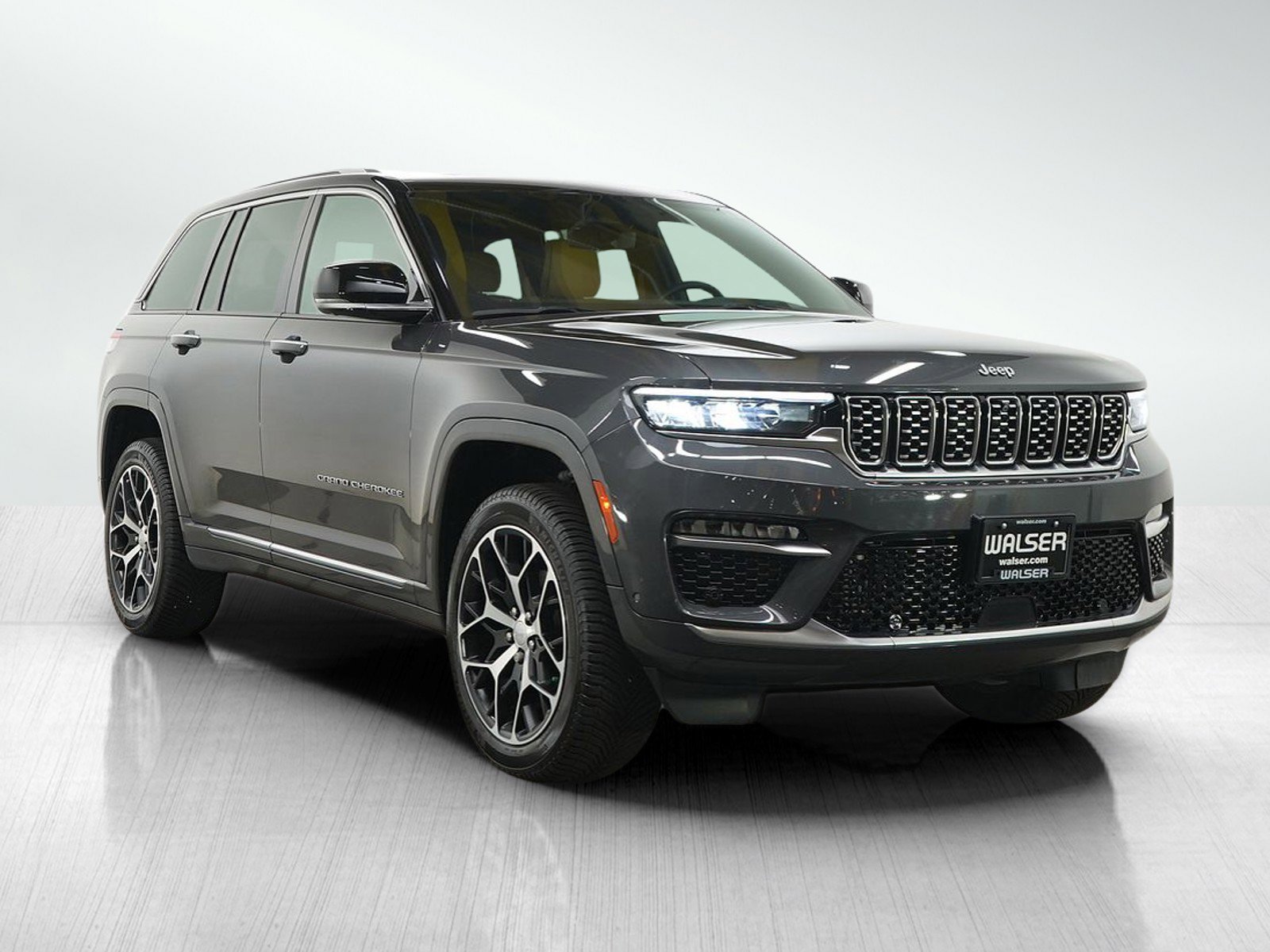 Used 2024 Jeep Grand Cherokee Summit AWD/4WD image 7
