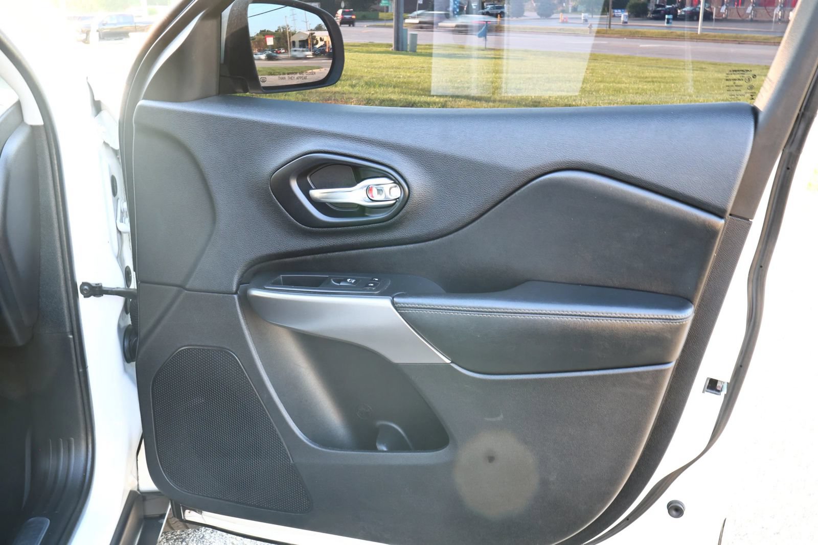 Used 2019 Jeep Cherokee Limited AWD/4WD image 20