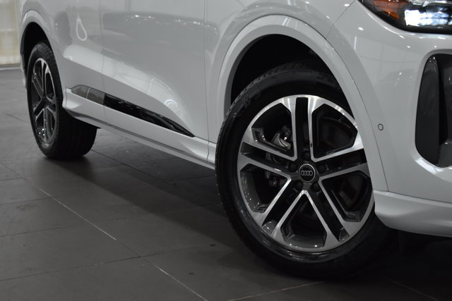 Used 2025 Audi Q5 Premium w/ Convenience Package image 4