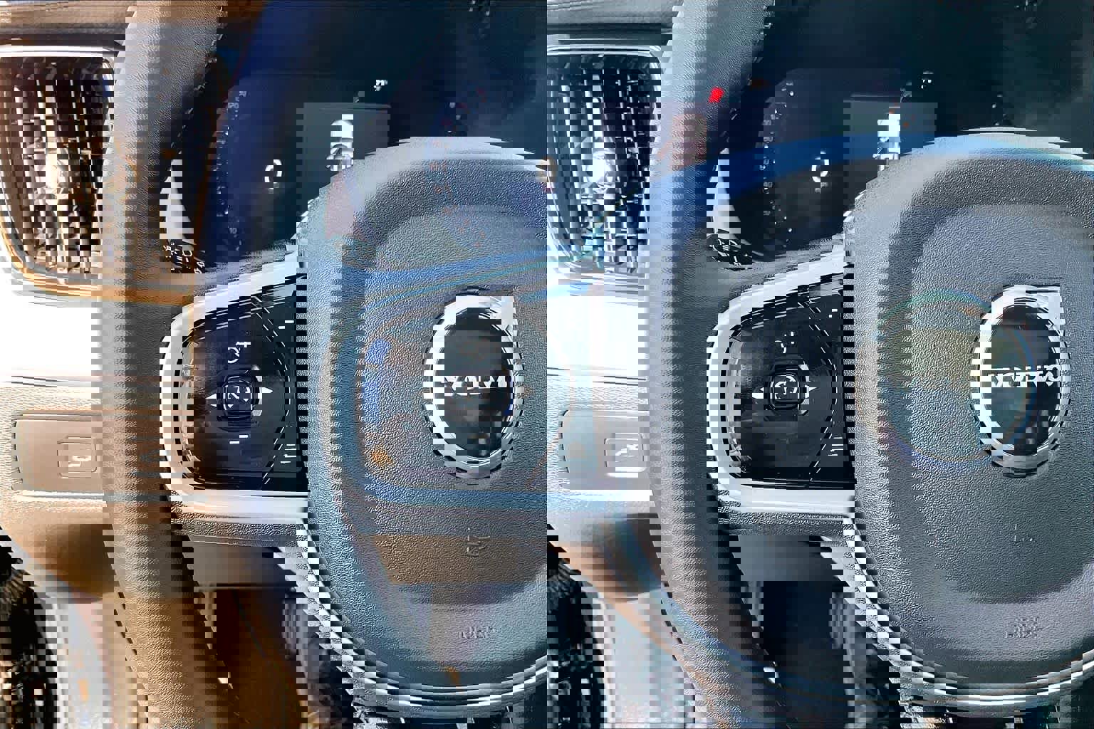 Used 2026 Volvo XC60 B5 Ultra w/ Protection Package Premier image 24