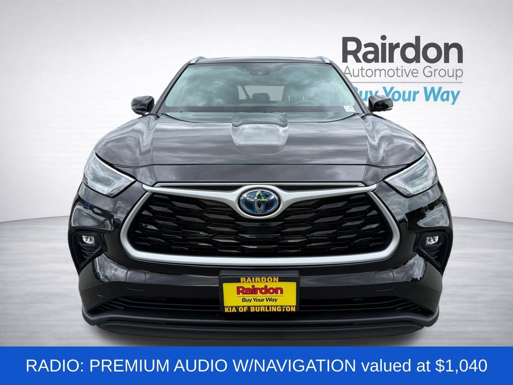 Used 2021 Toyota Highlander XLE AWD/4WD image 2