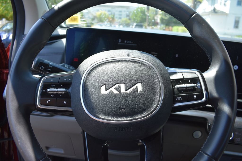 Used 2025 Kia Carnival FWD image 14