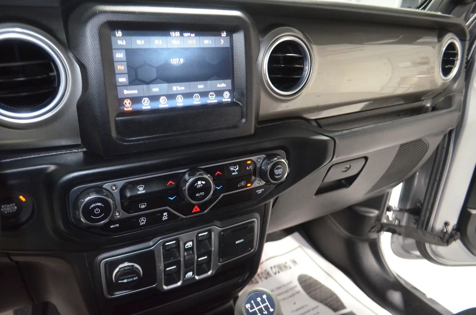 Used 2018 Jeep Wrangler Unlimited Sahara image 27