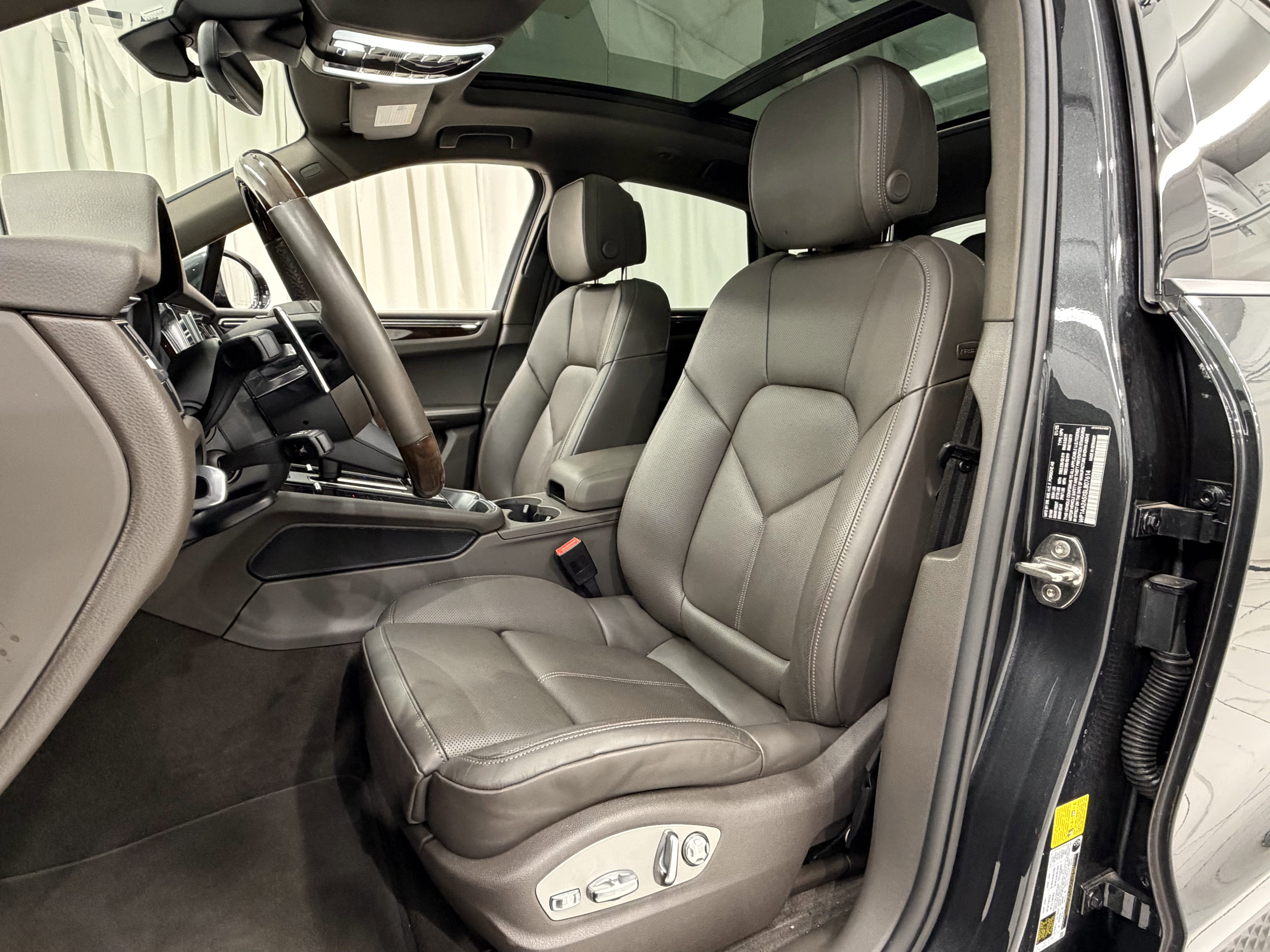 Certified 2025 Porsche Macan image 30