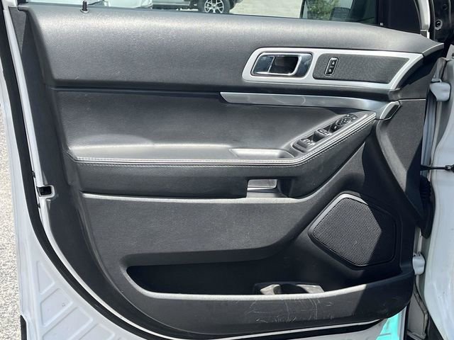 Used 2015 Ford Explorer XLT w/ Equipment Group 202A FWD image 14