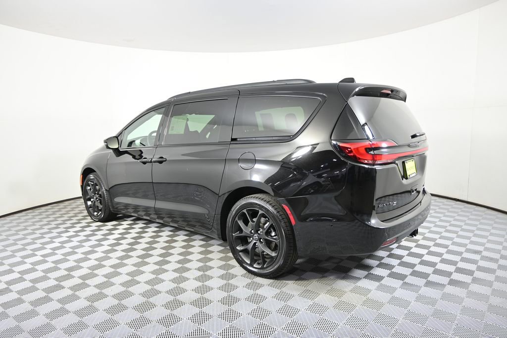Used 2025 Chrysler Pacifica Limited w/ Trailer Tow Group AWD/4WD image 4