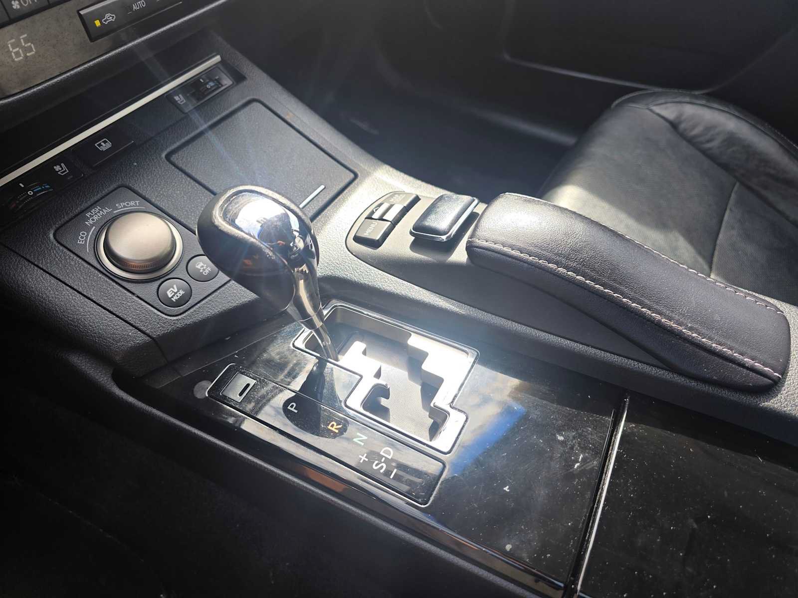Used 2014 Lexus ES 300h w/ Luxury Package w/Bamboo Trim FWD image 30