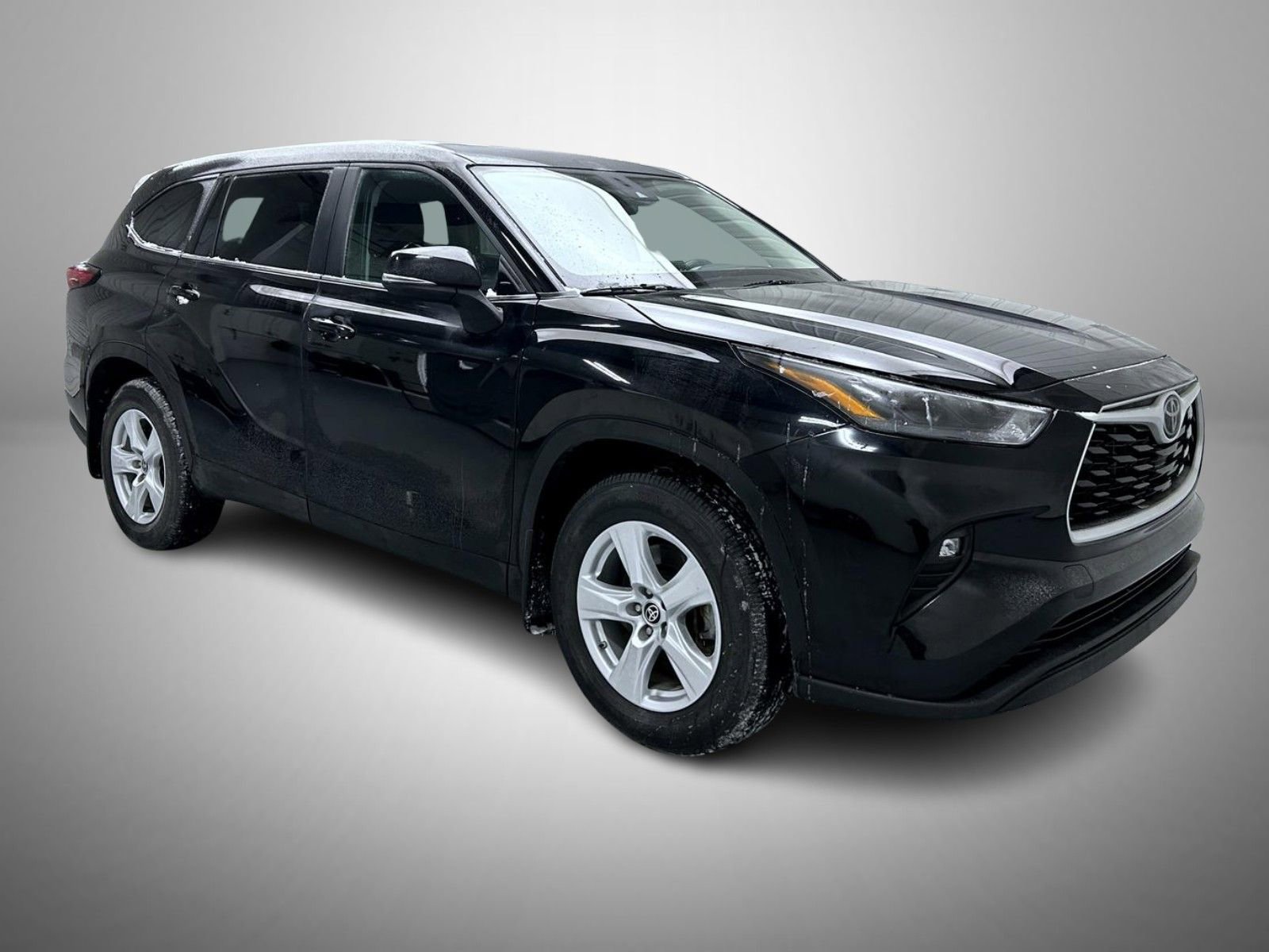 Used 2024 Toyota Highlander LE AWD/4WD image 3