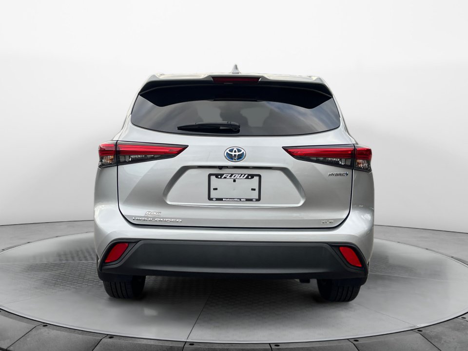 Used 2022 Toyota Highlander XLE AWD/4WD image 6