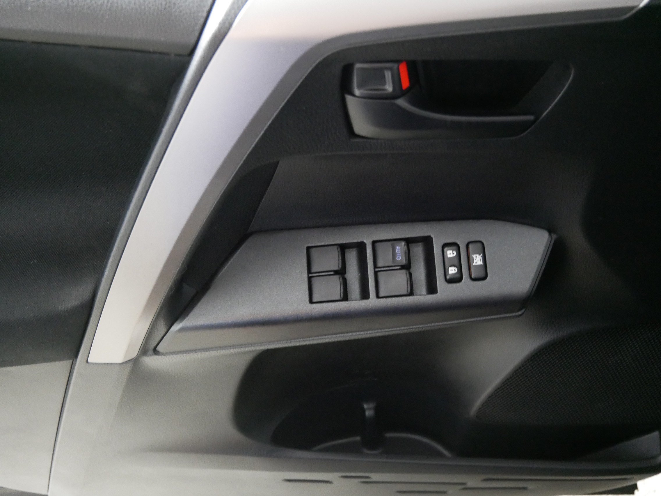 Used 2017 Toyota RAV4 LE w/ All Weather Liner Package AWD/4WD image 19