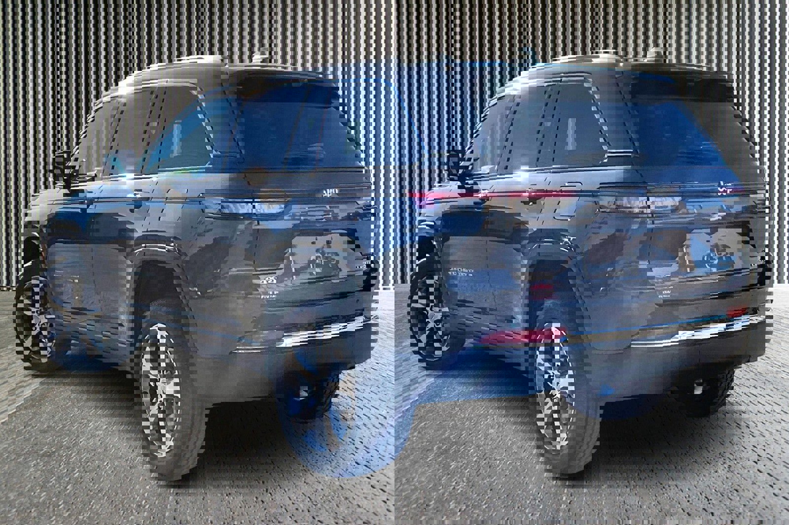 New 2025 Jeep Grand Cherokee Limited w/ Luxury Tech Group II image 3