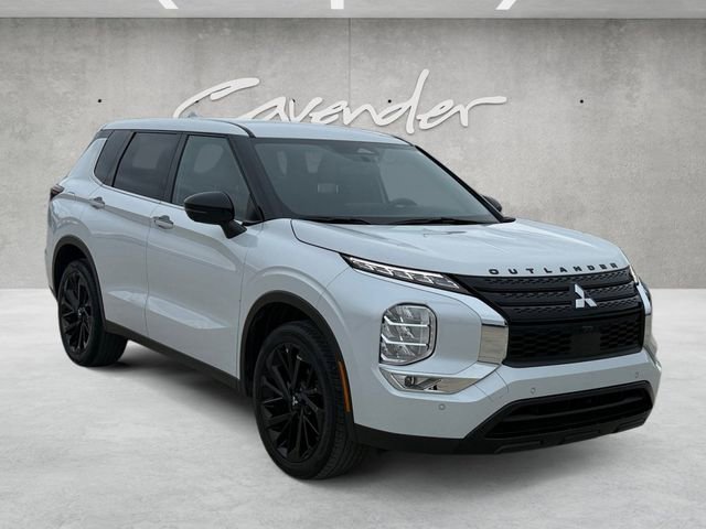 Used 2023 Mitsubishi Outlander SE Black Edition image 2