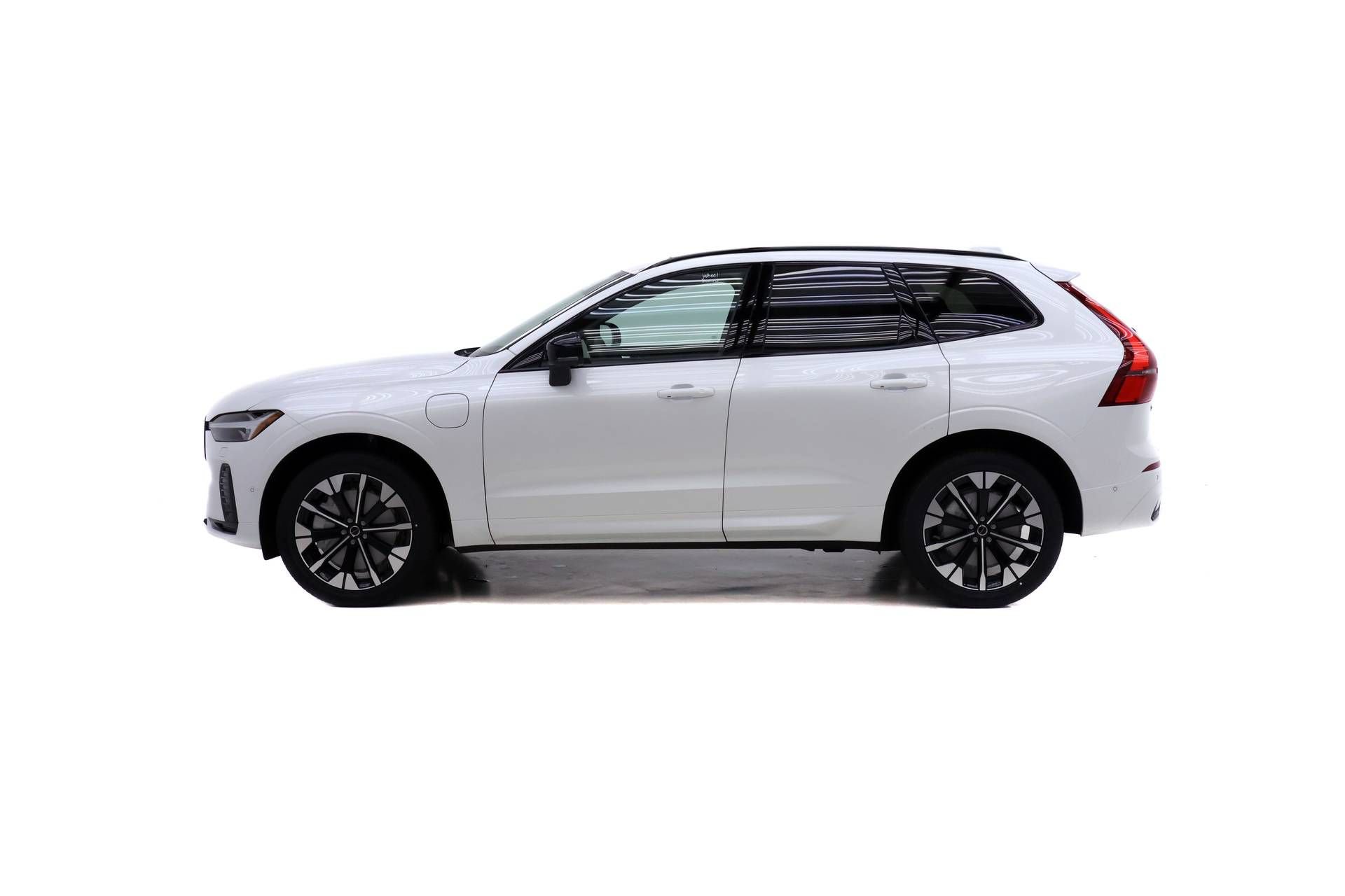 New 2026 Volvo XC60 T8 Plus w/ Climate Package PRO AWD/4WD image 3