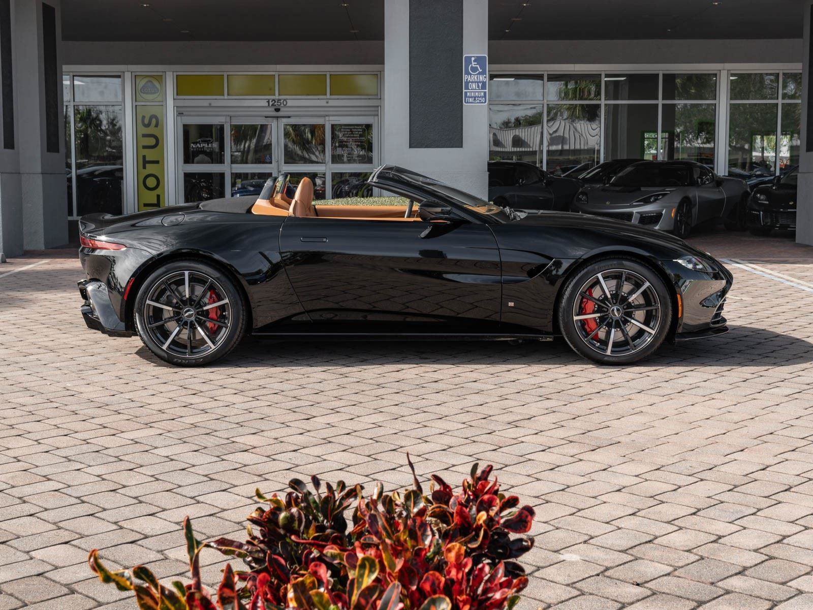 Used 2021 Aston Martin V8 Vantage Roadster RWD image 27