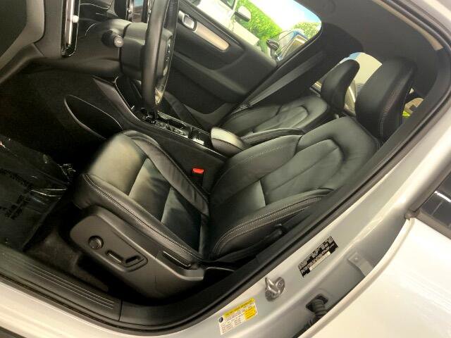 Used 2022 Volvo XC40 T4 Momentum image 10