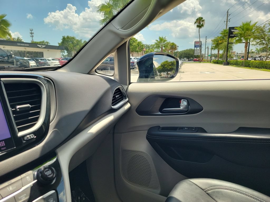 Used 2024 Chrysler Pacifica Touring-L FWD image 30