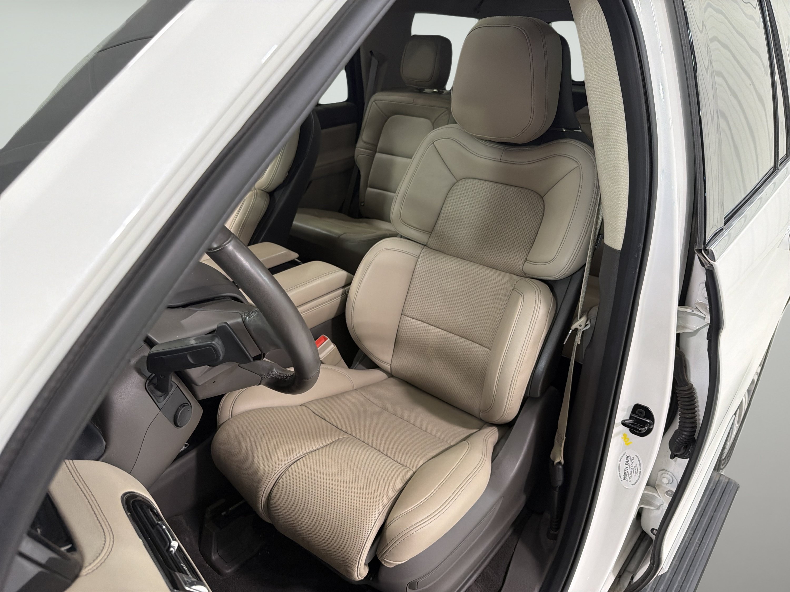 Used 2023 Lincoln Navigator Reserve AWD/4WD image 11