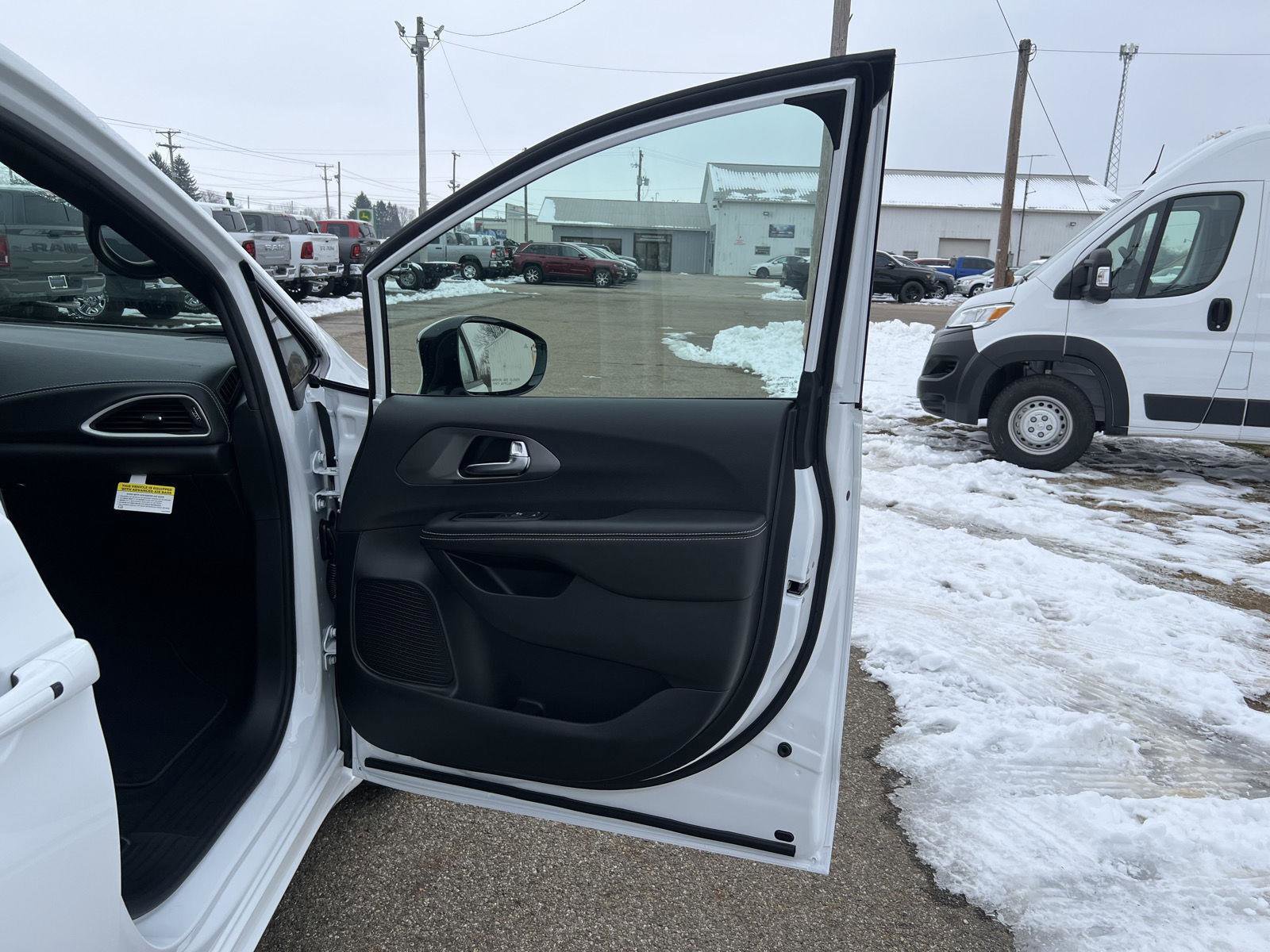 New 2026 Chrysler Pacifica Select w/ S Appearance Package image 35