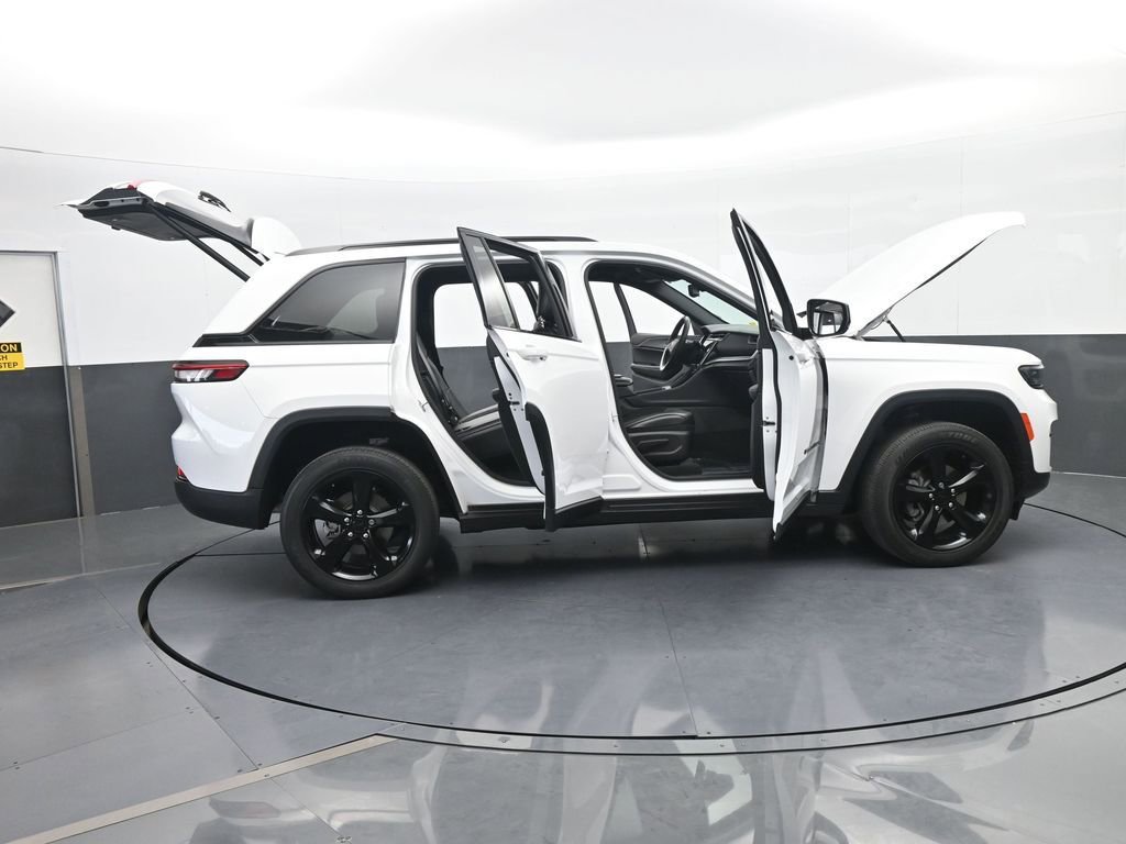 Used 2023 Jeep Grand Cherokee Altitude image 36