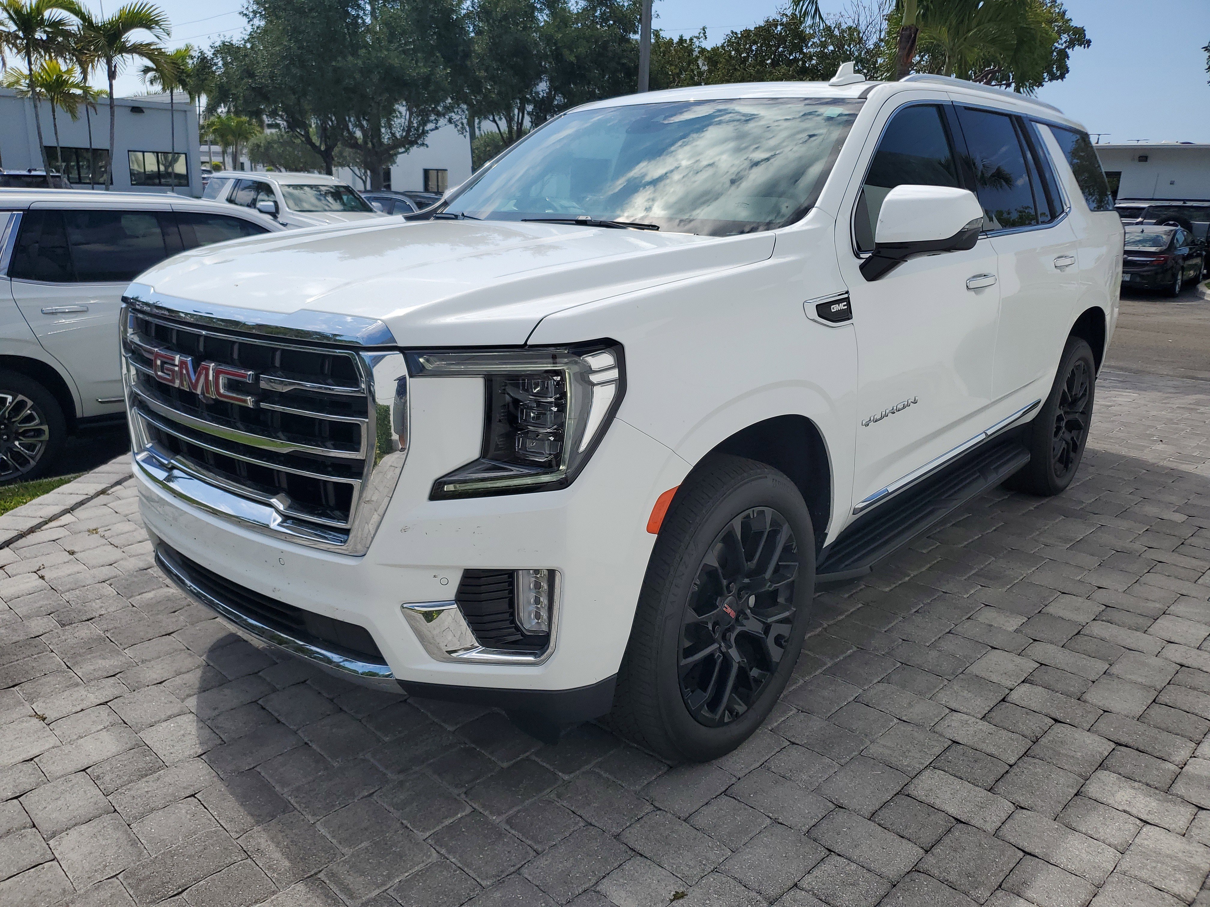 Used 2023 GMC Yukon SLT w/ SLT Premium Package RWD image 3