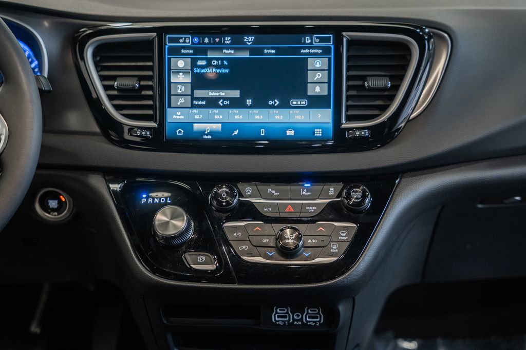 Used 2025 Chrysler Pacifica Select image 26