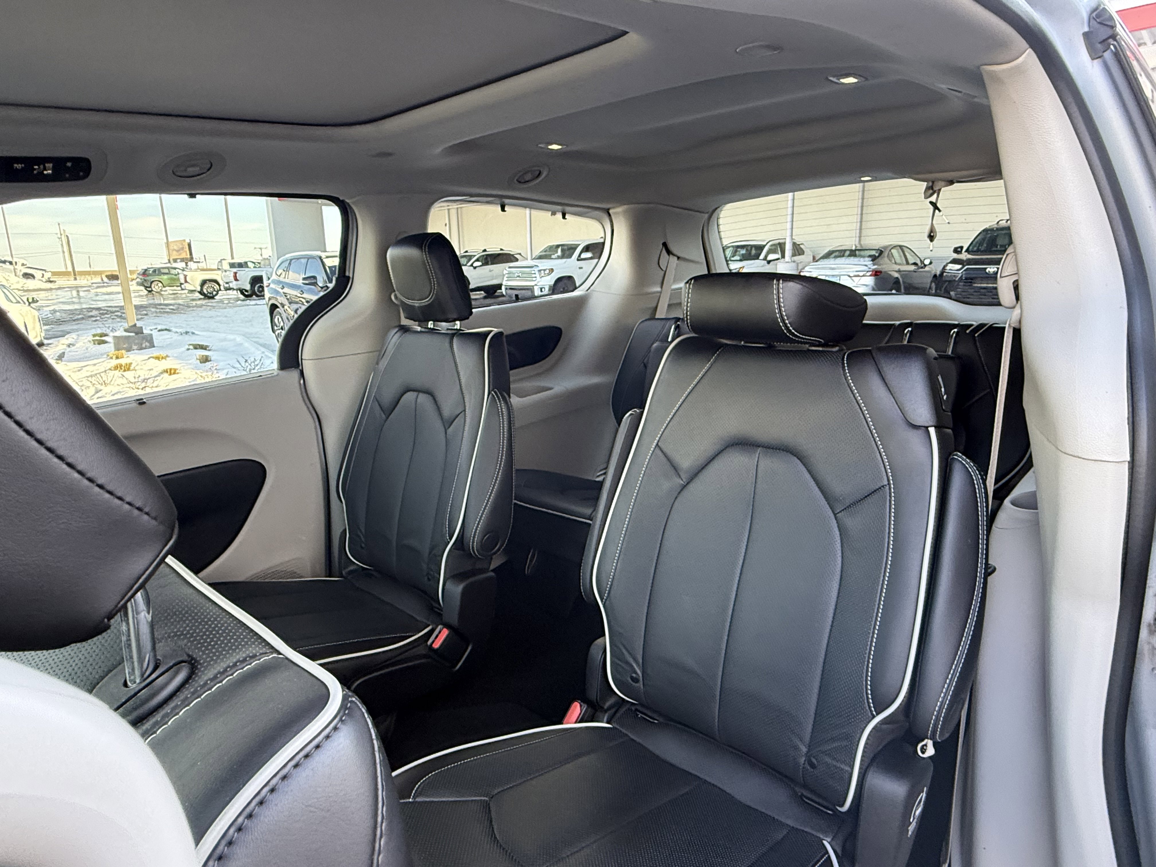 Used 2023 Chrysler Pacifica Limited image 10