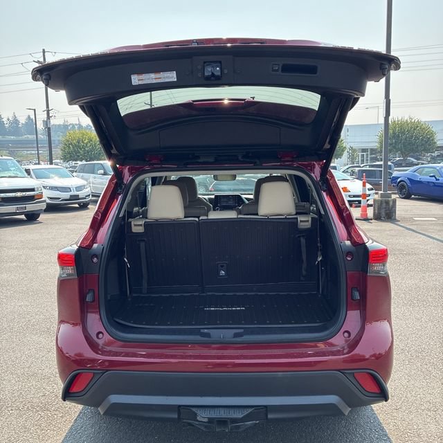 Used 2022 Toyota Highlander XLE AWD/4WD image 5