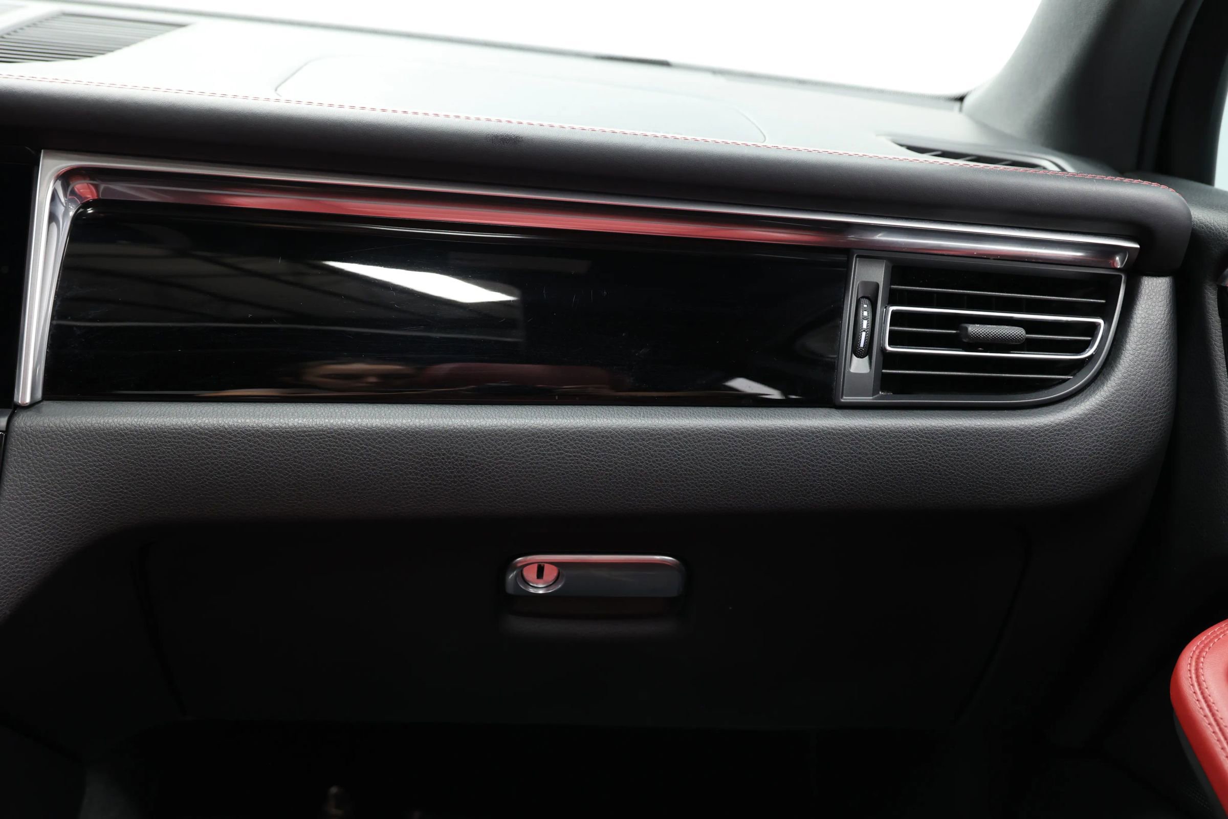 Used 2022 Porsche Macan image 82