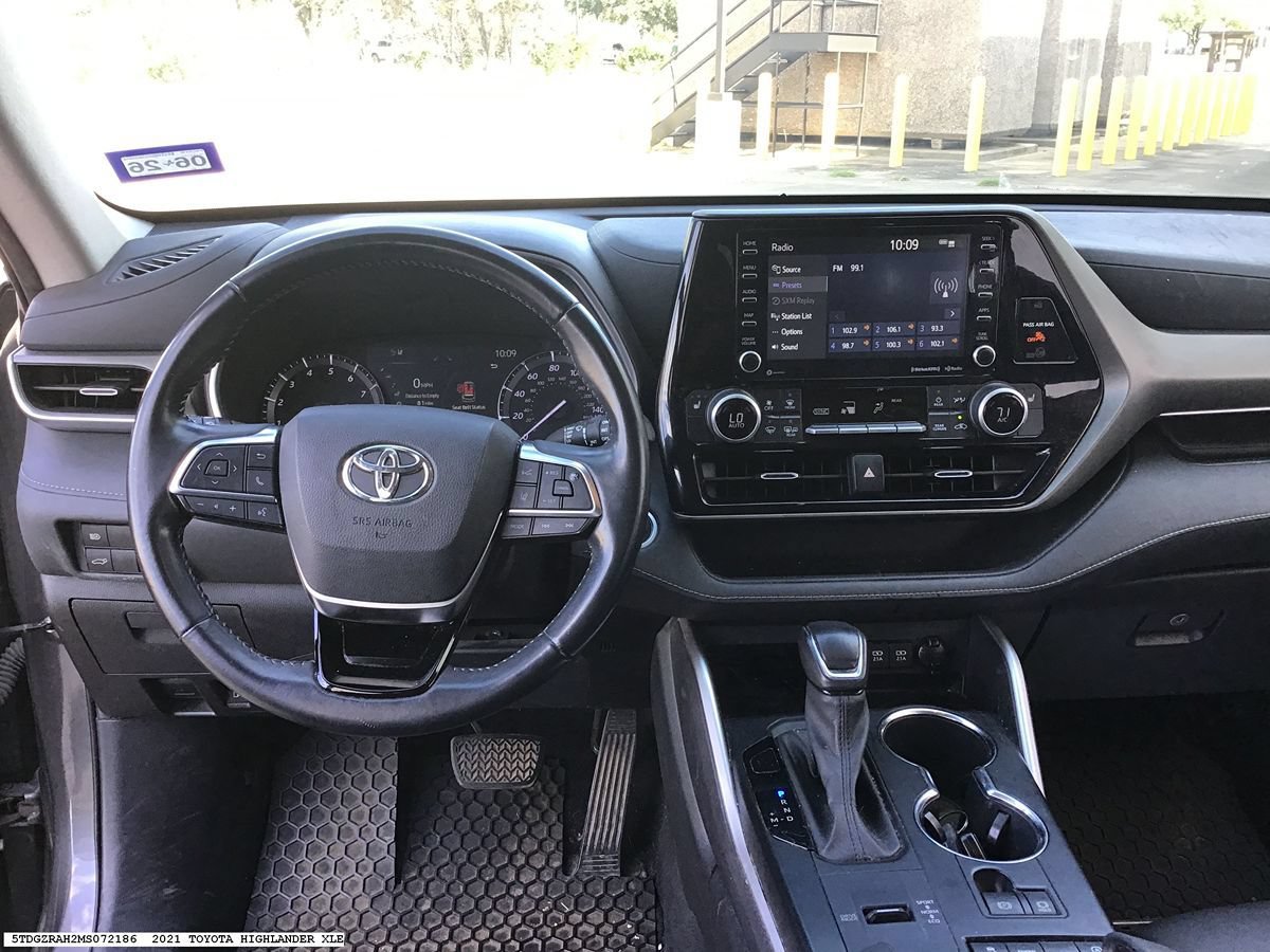 Used 2021 Toyota Highlander XLE FWD image 13