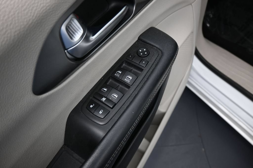 Used 2023 Chrysler Pacifica Touring-L FWD image 13