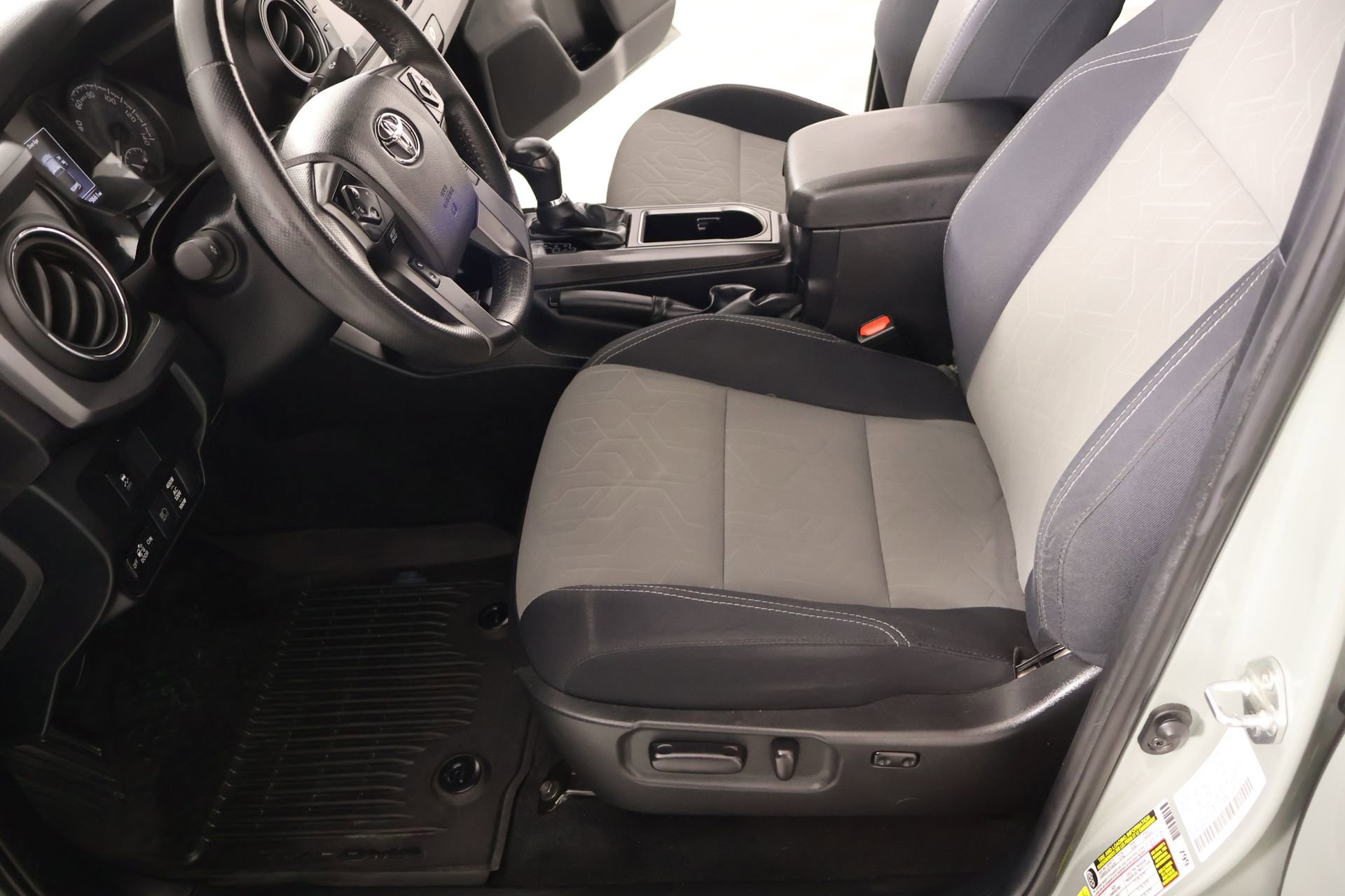 Used 2022 Toyota Tacoma TRD Off-Road AWD/4WD image 11