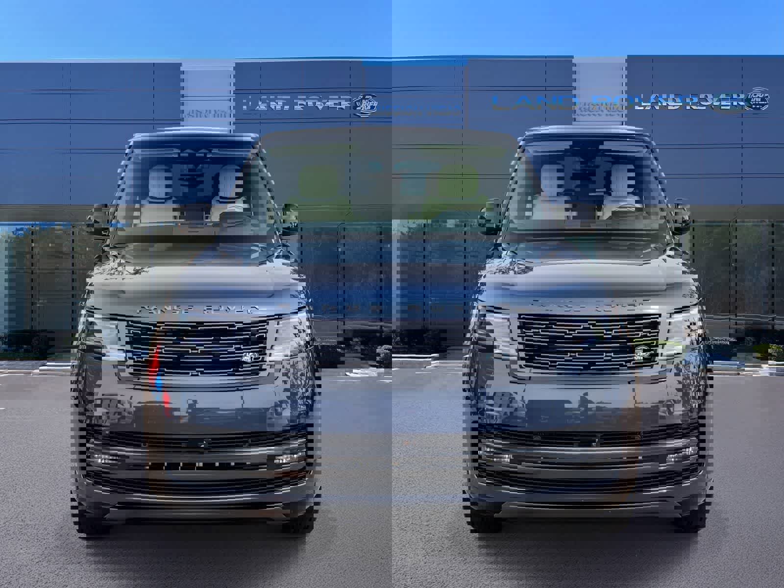 Used 2025 Land Rover Range Rover SE image 2