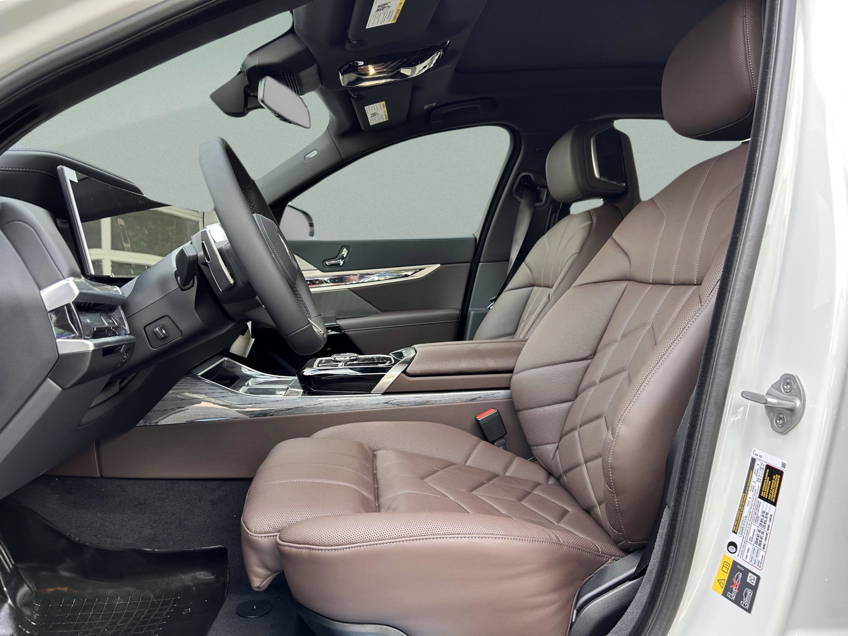 Used 2025 BMW 750e xDrive w/ Executive Package image 27